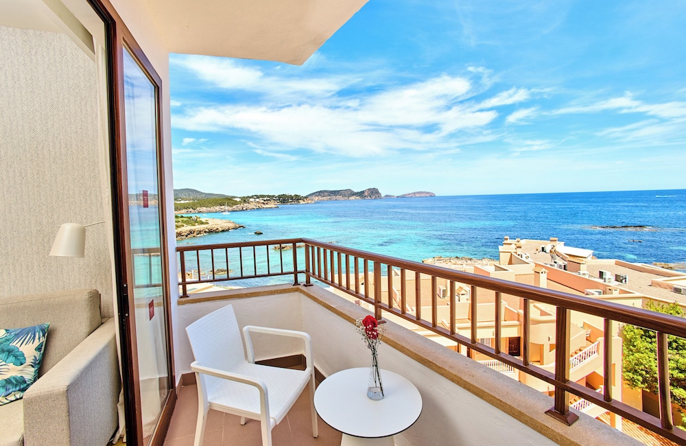 Habitación Deluxe, vistas al mar (Quadruple) del hotel Leonardo Royal Hotel Ibiza Santa Eulalia. Foto 14