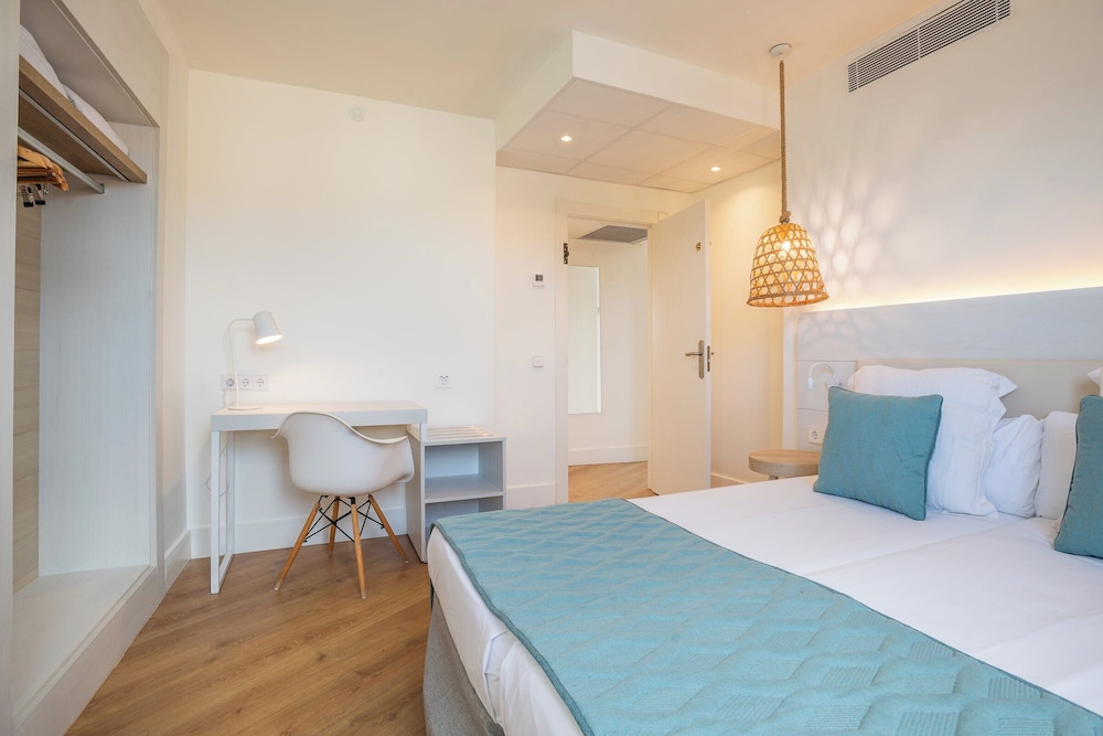 Habitación superior, vistas parciales al mar del hotel Leonardo Royal Hotel Ibiza Santa Eulalia. Foto 17