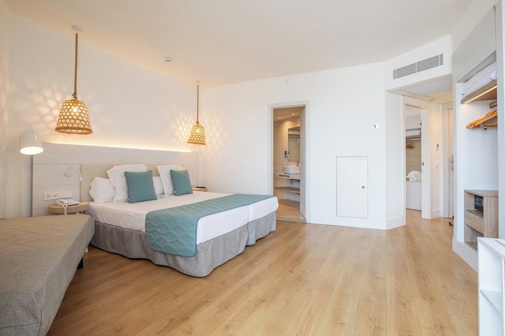 Suite, vistas al mar (Quintuple) del hotel Leonardo Royal Hotel Ibiza Santa Eulalia. Foto 9