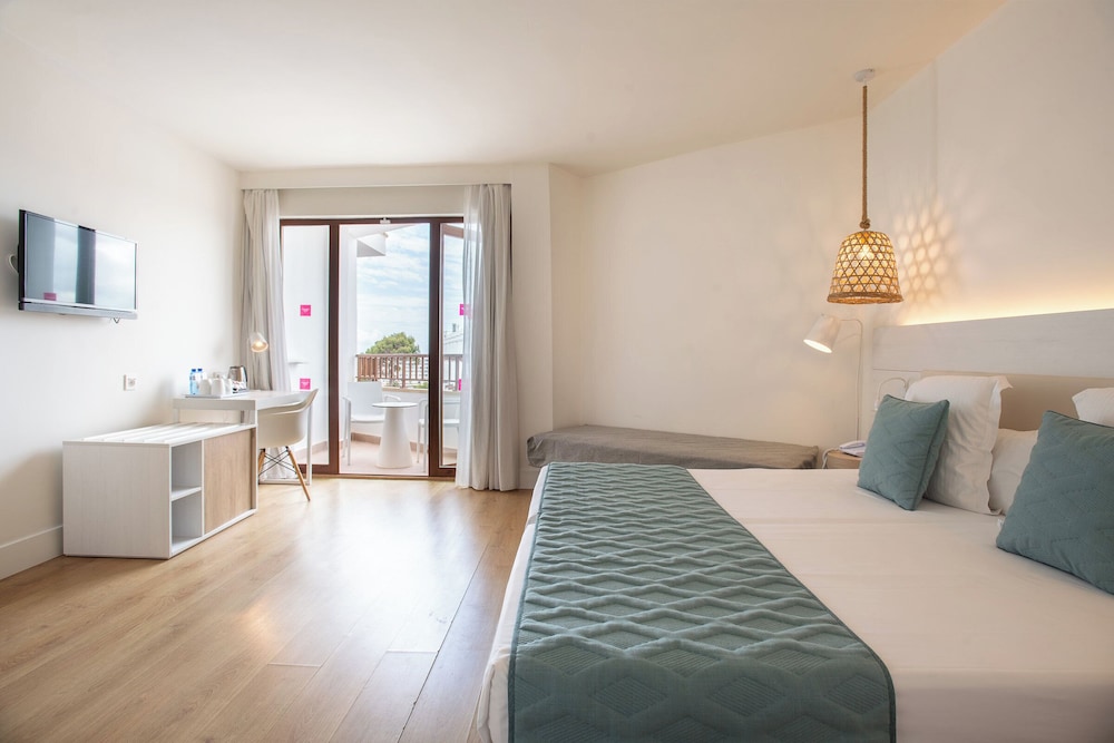 Suite, vistas al mar (Quintuple) del hotel Leonardo Royal Hotel Ibiza Santa Eulalia. Foto 11
