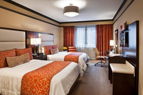 Habitación Deluxe con 2 camas Queen del hotel The Pearl New York. Foto 3