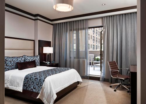 Habitación Deluxe King con balcón del hotel The Pearl New York. Foto 1