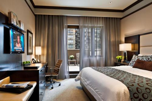 Habitación Deluxe King con balcón del hotel The Pearl New York. Foto 3