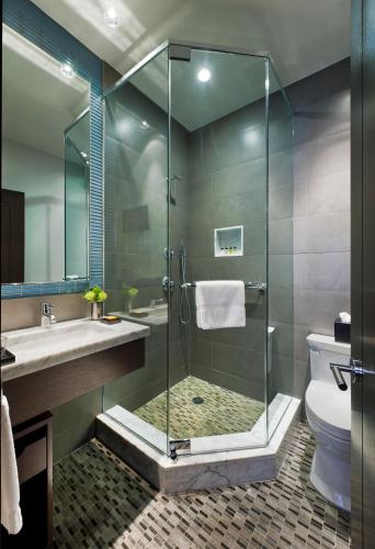 Habitación Queen con balcón del hotel The Pearl New York. Foto 1