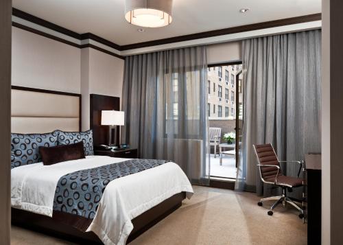 Habitación Queen con balcón del hotel The Pearl New York. Foto 2