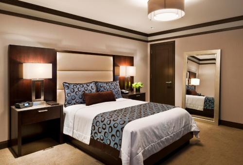 Habitación con cama grande y balcón del hotel The Pearl New York