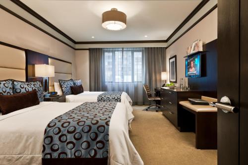 Suite Doble Deluxe - Cama grande del hotel The Pearl New York