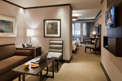 Suite Doble Deluxe - Cama grande del hotel The Pearl New York. Foto 2
