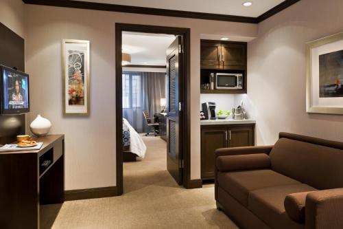 Suite Doble Superior - Cama grande del hotel The Pearl New York. Foto 1