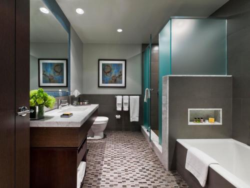 Suite Doble Superior - Cama grande del hotel The Pearl New York. Foto 5