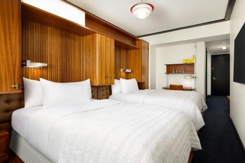 Classic Room with Two Double Beds and Roll - In Shower - Mobility and Hearing Accessible del hotel Le Méridien New York, Central Park. Foto 7