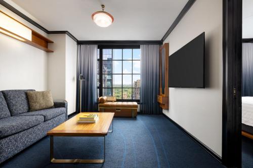 One - Bedroom Park Suite with King Bed and Sofa Bed del hotel Le Méridien New York, Central Park. Foto 1