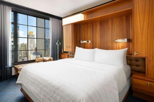 One - Bedroom Park Suite with King Bed and Sofa Bed del hotel Le Méridien New York, Central Park. Foto 10