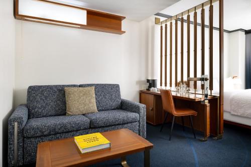 Suite Junior con sofá cama vistas a la ciudad - Cama extragrande del hotel Le Méridien New York, Central Park. Foto 1