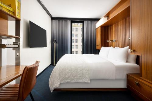 Habitación Clásica con cama extragrande y bañera accesible - Adaptada para personas con discapacidad auditiva y movilidad reducida del hotel Le Méridien New York, Central Park