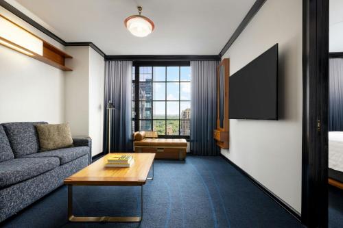 One - Bedroom Park Suite with King Bed and Sofa Bed del hotel Le Méridien New York, Central Park. Foto 8