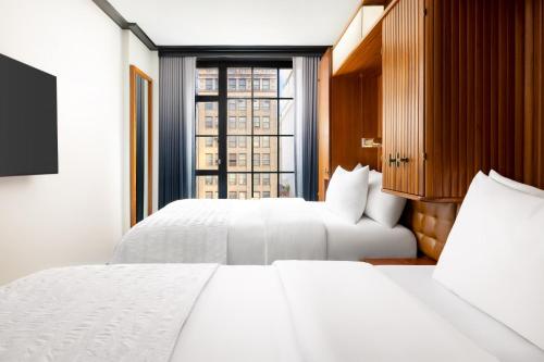 Classic Room with Two Double Beds and Roll - In Shower - Mobility and Hearing Accessible del hotel Le Méridien New York, Central Park. Foto 2
