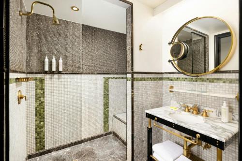 Classic King Room with Roll - In Shower - Mobility and Hearing Accessible del hotel Le Méridien New York, Central Park. Foto 7
