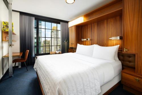 Habitación Deluxe con cama extragrande y vistas a la ciudad - Planta superior del hotel Le Méridien New York, Central Park. Foto 4