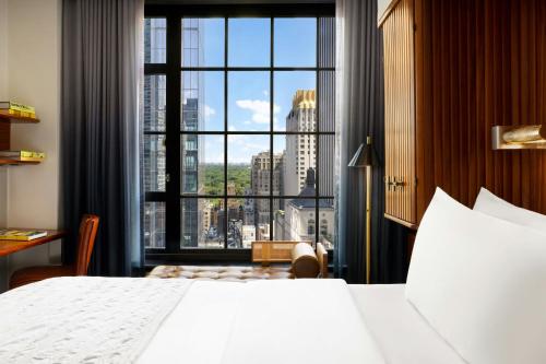 Habitación Deluxe con cama extragrande y vistas a la ciudad - Planta superior del hotel Le Méridien New York, Central Park. Foto 5