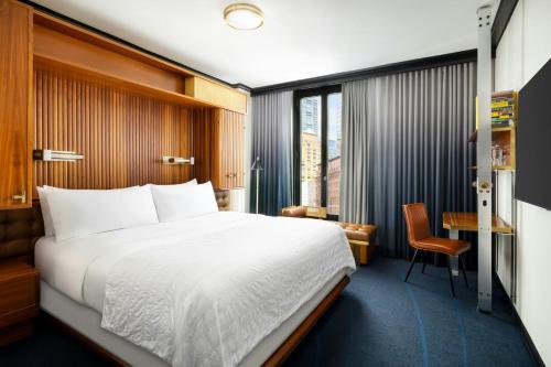 Habitación Deluxe con cama extragrande del hotel Le Méridien New York, Central Park. Foto 4