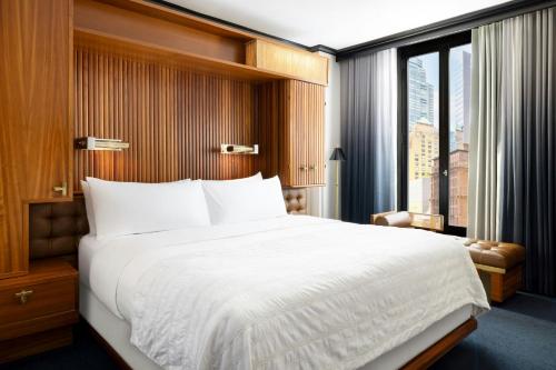 Habitación Deluxe con cama extragrande del hotel Le Méridien New York, Central Park. Foto 6