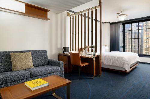 Suite Junior con sofá cama vistas a la ciudad - Cama extragrande del hotel Le Méridien New York, Central Park. Foto 3