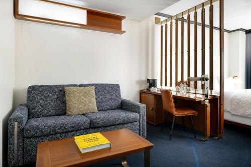 Suite Junior con sofá cama vistas a la ciudad - Cama extragrande del hotel Le Méridien New York, Central Park. Foto 4