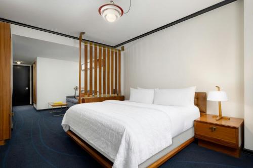 Suite Junior con sofá cama vistas a la ciudad - Cama extragrande del hotel Le Méridien New York, Central Park. Foto 5