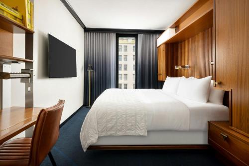 Habitación Clásica con cama extragrande y bañera accesible - Adaptada para personas con discapacidad auditiva y movilidad reducida del hotel Le Méridien New York, Central Park. Foto 4