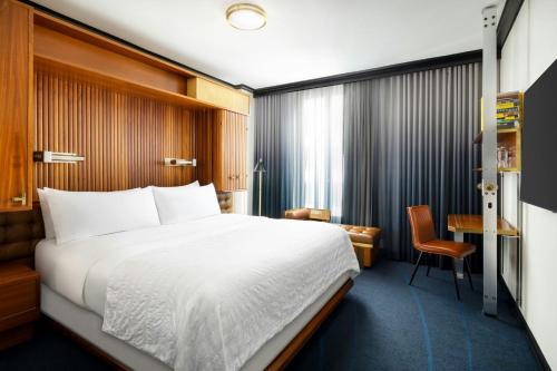 Habitación Clásica con cama extragrande y bañera accesible - Adaptada para personas con discapacidad auditiva y movilidad reducida del hotel Le Méridien New York, Central Park. Foto 5