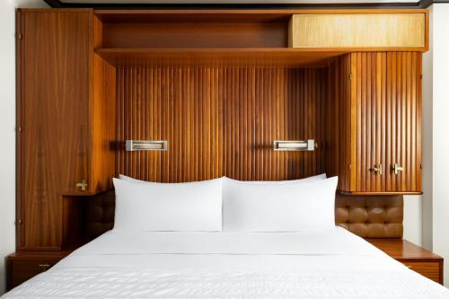 Habitación Clásica con cama extragrande y bañera accesible - Adaptada para personas con discapacidad auditiva y movilidad reducida del hotel Le Méridien New York, Central Park. Foto 6