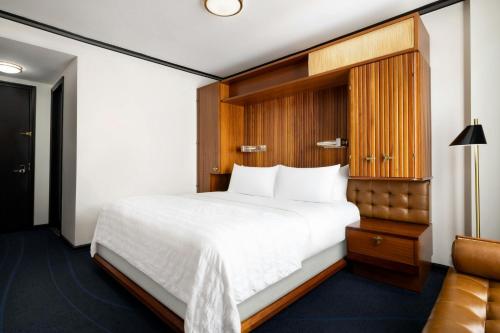 Habitación Clásica con cama extragrande y bañera accesible - Adaptada para personas con discapacidad auditiva y movilidad reducida del hotel Le Méridien New York, Central Park. Foto 7