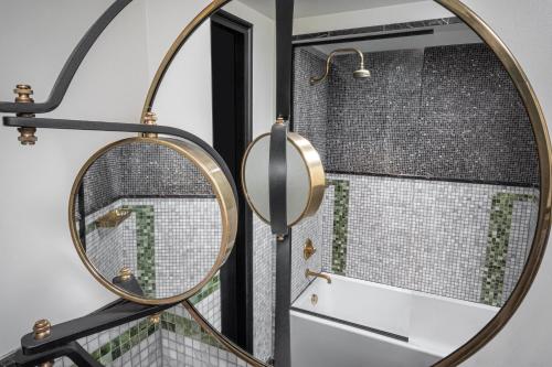 Habitación Clásica con cama extragrande y bañera accesible - Adaptada para personas con discapacidad auditiva y movilidad reducida del hotel Le Méridien New York, Central Park. Foto 8