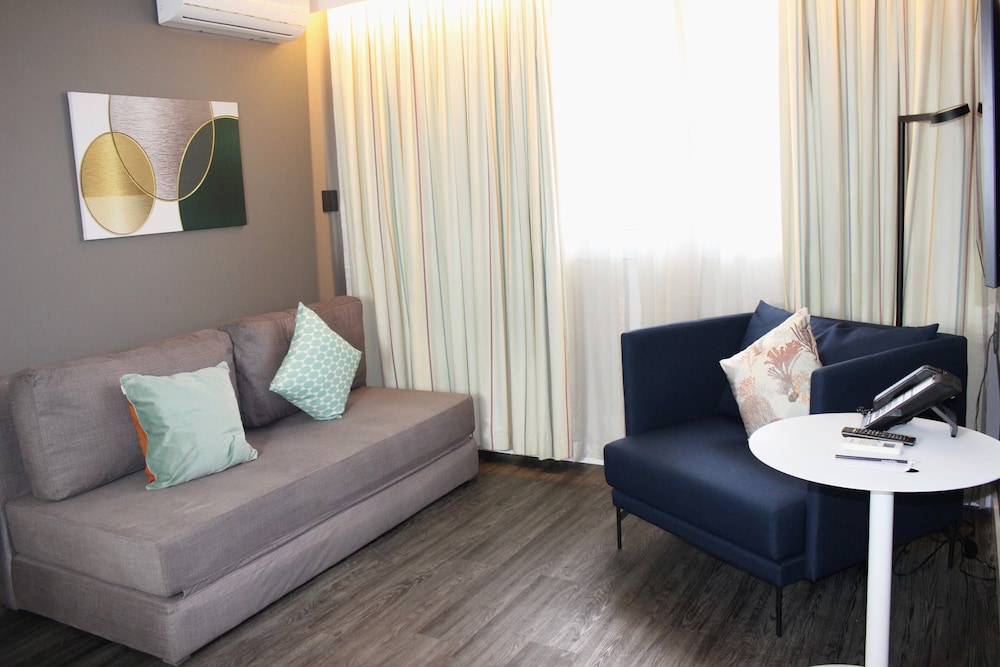 Suite con cama King y sofá - cama del hotel Novotel São Paulo Morumbi. Foto 2
