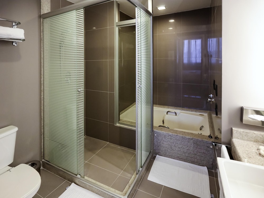 Suite con cama King y sofá - cama del hotel Novotel São Paulo Morumbi. Foto 4