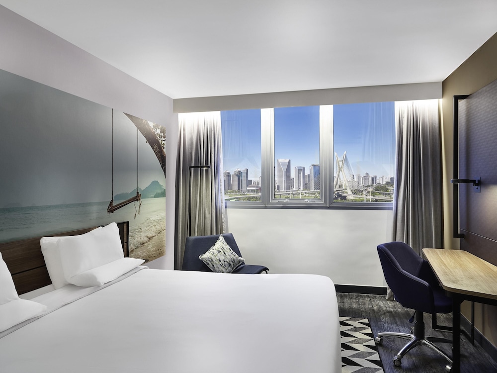 Apartamento Superior con cama Queen y vistas al Puente Estaiado del hotel Novotel São Paulo Morumbi