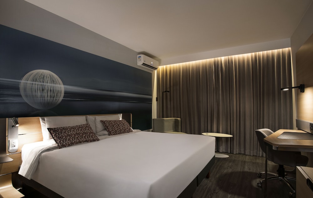 Apartamento Superior con cama Queen y vistas al Puente Estaiado del hotel Novotel São Paulo Morumbi. Foto 1