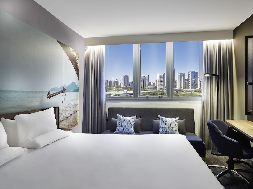 Apartamento Superior con cama Queen y vistas al Puente Estaiado del hotel Novotel São Paulo Morumbi. Foto 3
