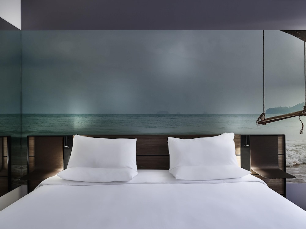 Habitación Familiar con cama Queen y sofá - cama, y vistas al Puente Estaiado del hotel Novotel São Paulo Morumbi. Foto 3