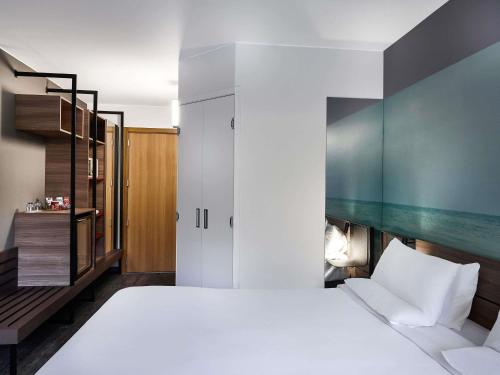 Apartamento Ejecutivo con cama Queen y vistas al Puente Estaiado del hotel Novotel São Paulo Morumbi. Foto 1