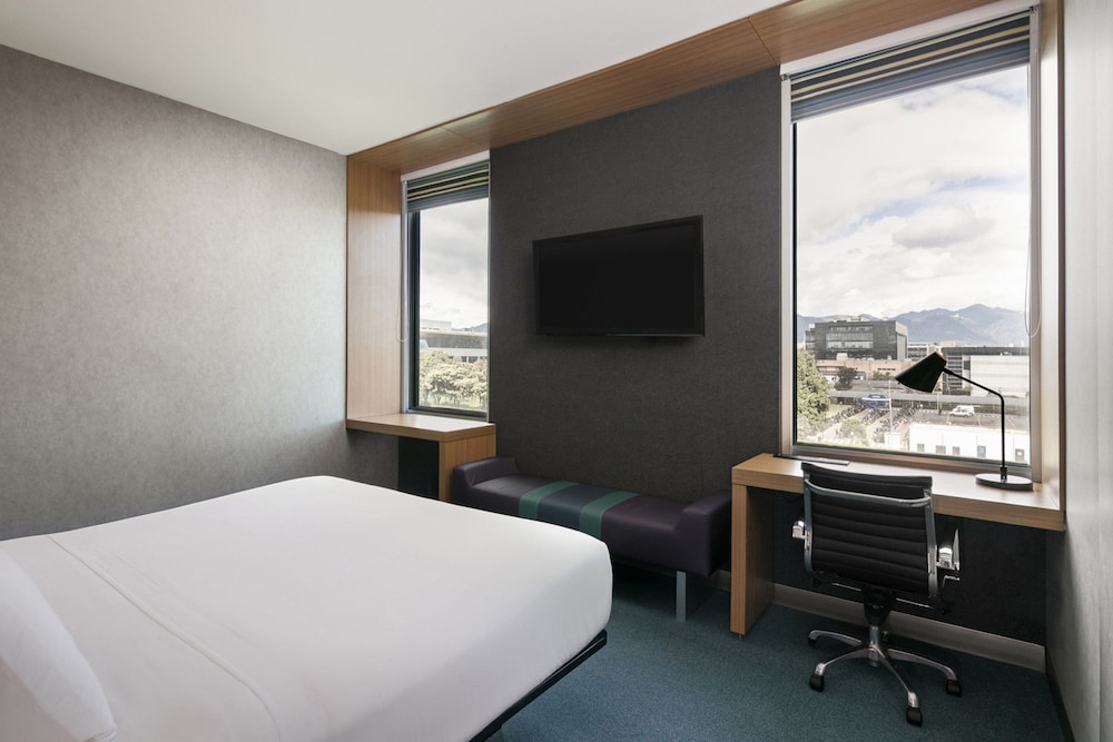 aloft, Habitación, 1 cama de matrimonio grande del hotel Aloft Bogota Airport. Foto 1