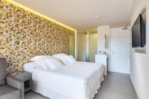 Habitación Doble con vistas a la piscina del hotel Occidental Ibiza