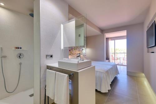 Habitación Familiar Superior con vistas a la piscina del hotel Occidental Ibiza. Foto 1