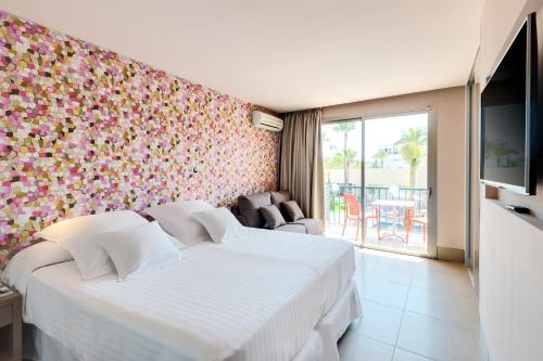 Habitación Familiar Superior con vistas a la piscina del hotel Occidental Ibiza. Foto 3