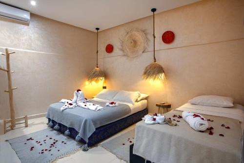 Habitación Triple del hotel Riad El Kennaria. Foto 7