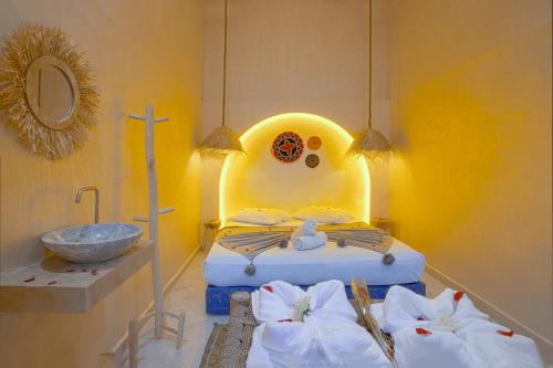 Habitación Doble Estándar con baño compartido del hotel Riad El Kennaria