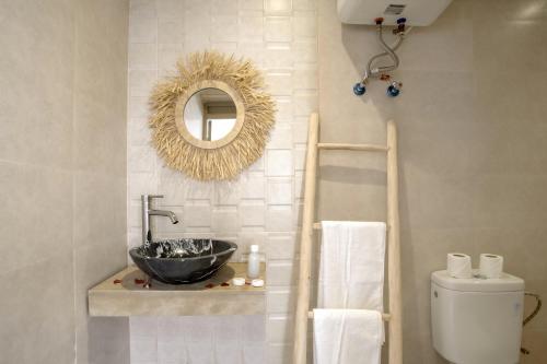 Habitación doble con baño privado del hotel Riad El Kennaria. Foto 2