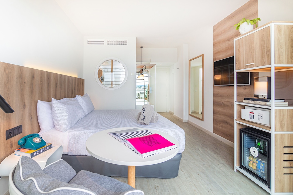 Habitación INNSiDE Vista al Mar del hotel Innside By Meliá Ibiza Beach. Foto 1