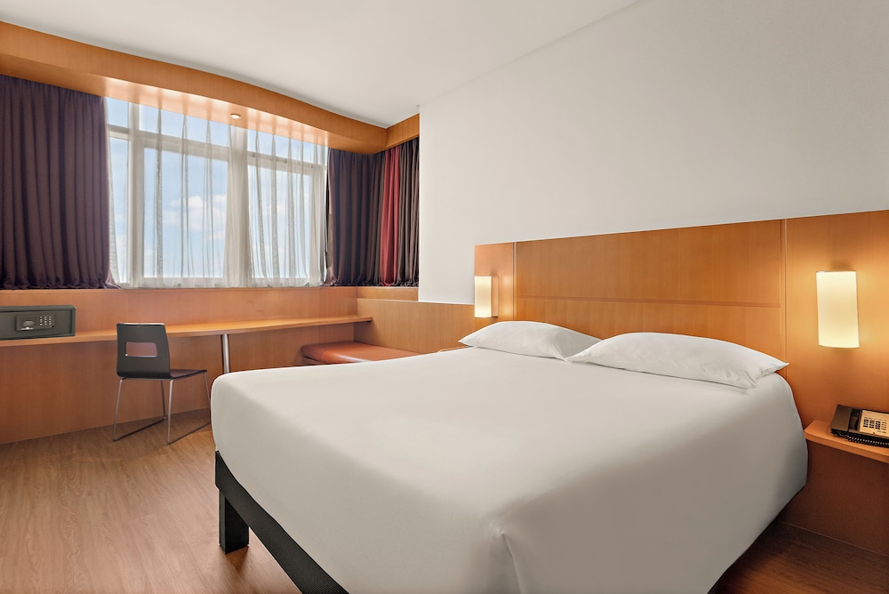 Habitación Doble Estándar del hotel Ibis Abu Dhabi Gate. Foto 1